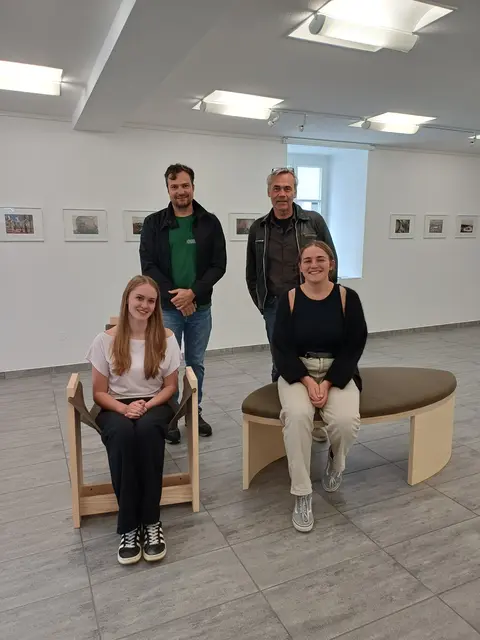 Bildunterschrift:
Die Schülerinnen Emilia Frainer und Paula Rietzler entwickelten neue Sitzmöbel für die Städtische Galerie Theodor von Hörmann und das Museum im Ballhaus. Beim Projekt mit dabei waren auch die HTL-Lehrpersonen Mathias Gritsch und Andreas Pfenninger. | Foto: Kulturbüro Stadt Imst