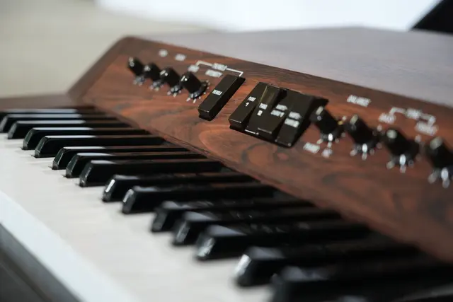 Auf diesem Keyboard übte Heino alle seine großen Hits. Es war ein Geschenk von seinem Team. | Foto: Benedict Bartsch