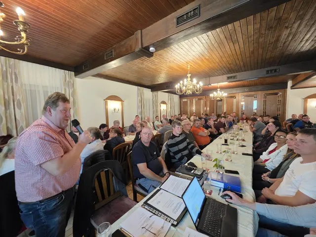 Genossenschaftsobmann OV Hermann Stockinger begrüßte die zahlreichen Mitglieder und informierte über den geplanten Projektstart der Trinkwasserversorgungsleitung. | Foto: Gemeinde St. Peter