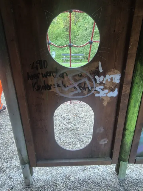 Hakenkreuze in Kinderspielbereichen machen die Gemeinde fassungslos. | Foto: Stadtgemeinde Ried