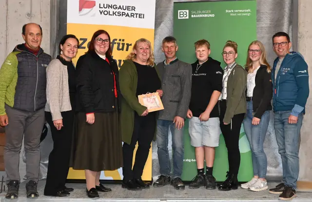 V. li.: Bgm. Heinrich Perner, Bezirksreferentin Elisabeth Bauer, NAbg. Carina Reiter, Adelheid Wirnsperger, Robert Wirnsperger und ihre drei Kinder, Bauernbund-Bezirksobmann Johann Schitter.   | Foto: Bauernbund