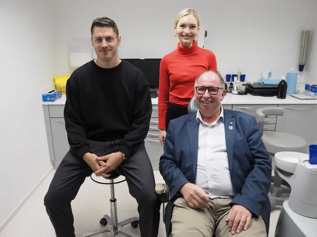 Daniel Lang, Schwarzenaus Bürgermeister Karl Elsigan und Pia Waniek. | Foto: Günther Winkler
