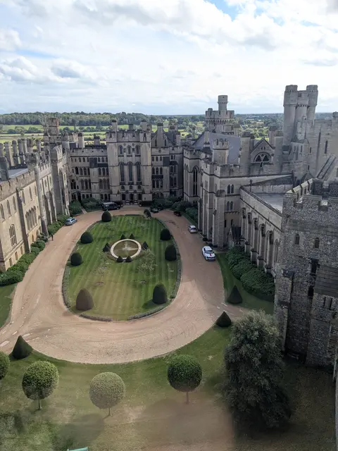 Mehrere Ausflüge führten die Gruppe unter anderem nach London, zum Arundel Castle und zu den Seven Sisters.  | Foto: Sport/Mittelschule St. Valentin