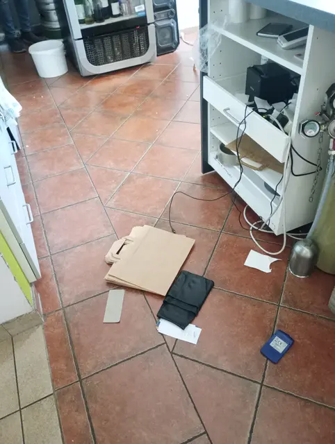 Im Bistro wurden Bargeld und Handys entwendet.  | Foto: z.V.g.