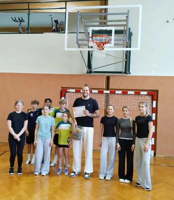 Basketball mit Profi: Ian Moschik, Bundesligaspieler der Mistelbacher Mustangs, brachte den Schülern der Mittelschule Mistelbach die Grundlagen des Basketballs näher. | Foto: MS Mistelbach