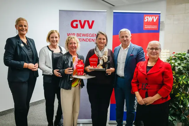 Ausgezeichnet: Rauchfangkehrermeisterin Michaela Klaus-Sternwieser aus Losenstein und Gerlinde Strunz (Gmunden).  | Foto: SPÖ/Schöngruber