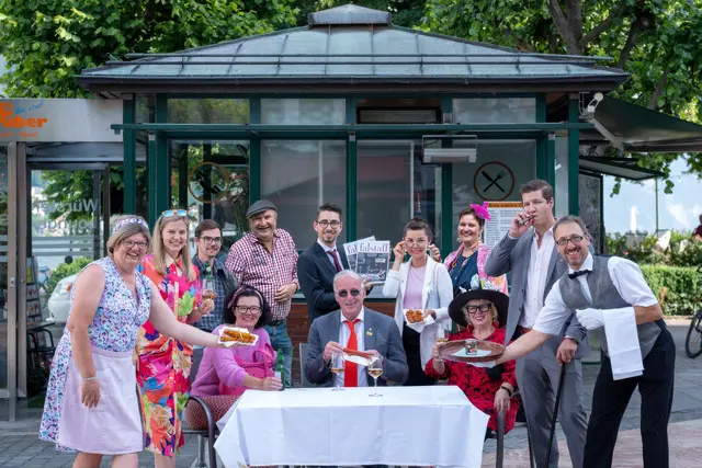 Regisseur Anton Pühringer (rechts vorne stehend) und das Ensemble der Kirchhamer Kellerbühne sorgen für turbulente Theaterabende in der Kirchhamer Unterkirche. | Foto: Kirchhamer Kellerbühne