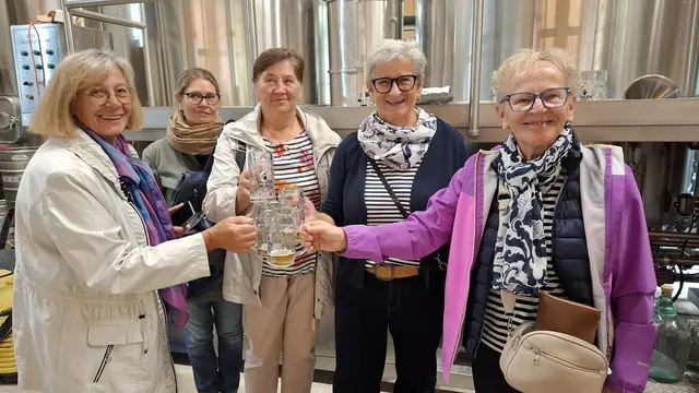 Bei der Bierverkostung in der Brauerei Gallien, von links Gerti Amon, Renate Fragner, Christine Eckl, Marianne Brantner und Maria Geissberger. | Foto: Senioren Statzendorf
