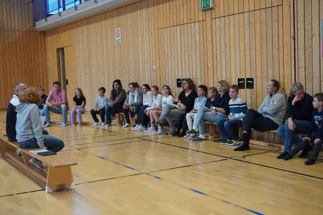 Auch die Eltern waren beim Kurs gefragt.  | Foto: AMG