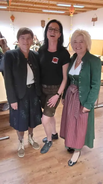 Obfrau Brigitte Huber (M.) zeigte sich erfreut über den regen Zuspruch beim Herbstfest. Im Bild mit Birgit Sandler und Renate Gesselbauer (v. l.) | Foto: Steirerherzen Seegraben