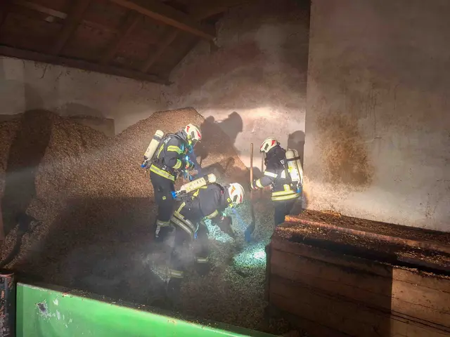 Atemschutztrupps lokalisierten Glutnester im Hackschnitzellager und leiteten die Löscharbeiten ein. | Foto: Valentin Stemmer/FF Arbesbach