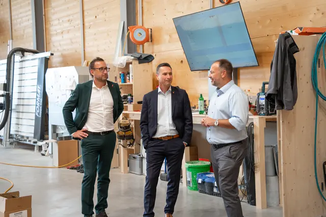 SPÖ-Klubvorsitzender Robert Hergovich (Mitte) und SPÖ-Bezirksvorsitzender LAbg. Jürgen Dolesch (links) im Holzbaubetrieb Z&amp;H Weber in Deutsch Tschantschendorf. | Foto: SPÖ-Landtagsklub