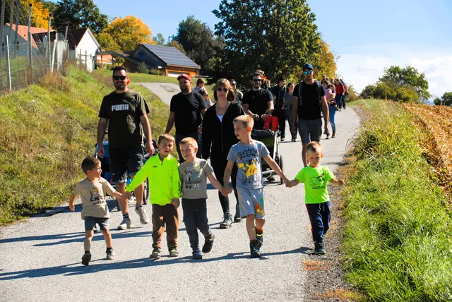 Jung und Alt war  beim Herbstwandertag  in der Gemeinde Hartmannsdorf unterwegs 