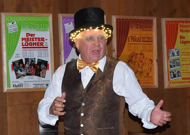 Haftlmacher (Gerhard Huber) spielt mit den Gedanken des Publikums. | Foto: Schwaighofer