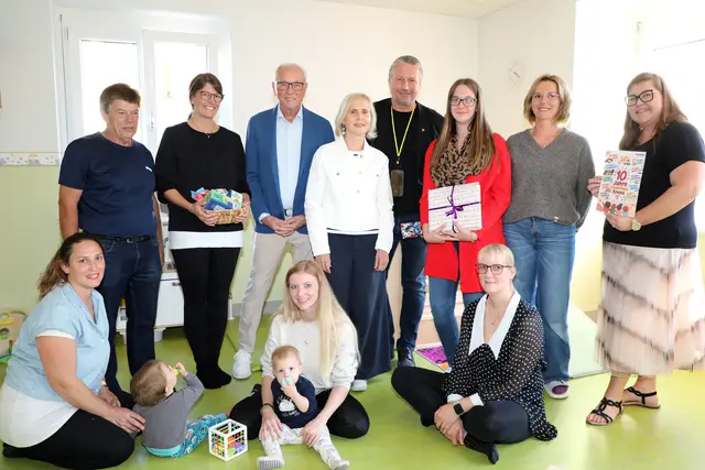 Bei der Jubiläumsfeier: (hinten) Erich Lechner, Andrea Friedrich (Leiterin Kinderhaus), Ewald Sacher (Präsident der Volkshilfe NÖ), Doris Denk (Bereichsleiterin für Bildung Krems am Magistrat Krems), Bürgermeister Peter Molnar, Julia Leberzipf, Alma Hadziefendic (Fachkraft) und Melanie Bischof (Regionalleiterin Kinderhäuser Volkshilfe NÖ) sowie (vorne) Anne Busch mit Theodor, Birgit Lechner mit Lina sowie Schmid Tanja | Foto: Stadt Krems