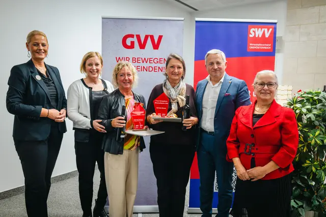 Ausgezeichnet: Rauchfangkehrermeisterin Michaela Klaus-Sternwieser aus Losenstein und Gerlinde Strunz (Gmunden).  | Foto: SPÖ/Schöngruber
