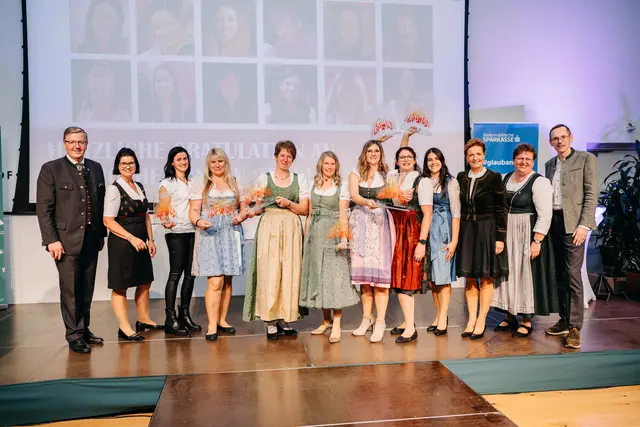 Das sind die Hofheldinnen 2026 - Antonia Krenn, Theresia Wild, Barbara Maierhofer, Andrea Posch, Julia Kuchlbauer, Elisabeth Kohl sowie die Siegerin des Ehrenpreises „Die Mutige“ Anne Hütter-Grießbacher mit ihren Gratulantinnen und Gratulanten. | Foto: LK Steiermark/Fuchs