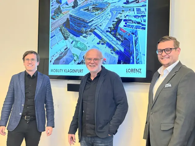 Hocherfreut: Architekt Peter Lorenz mit Ronald Rabitsch und Julian Geier | Foto: Michaela Auer