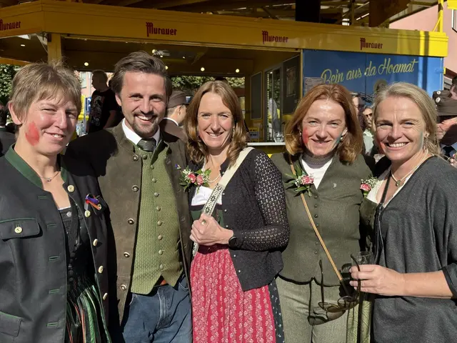 Viele Ehrengäste feierten gemeinsam mit den tausenden Besuchern. | Foto: MeinBezirk/Angelika Brunner