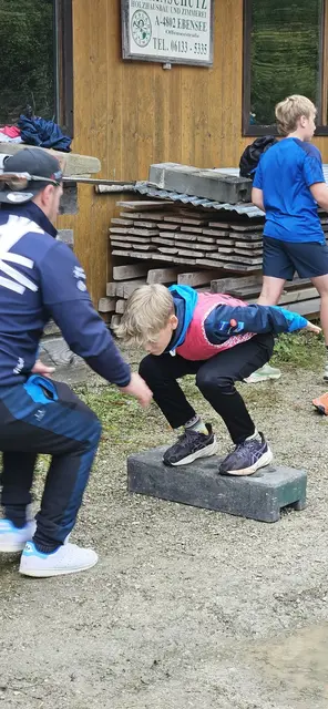 Volle Konzentration auf den Absprung: Nevio Paschinger vom UVB Hinzenbach wurde in Bad Ischl seiner Favoritenrolle bei den Schülern i gerecht. Vereinskollege Manuel Brunner komplettierte den Doppelsieg an beiden Wettkampftagen.  | Foto: UVB Hinzenbach 