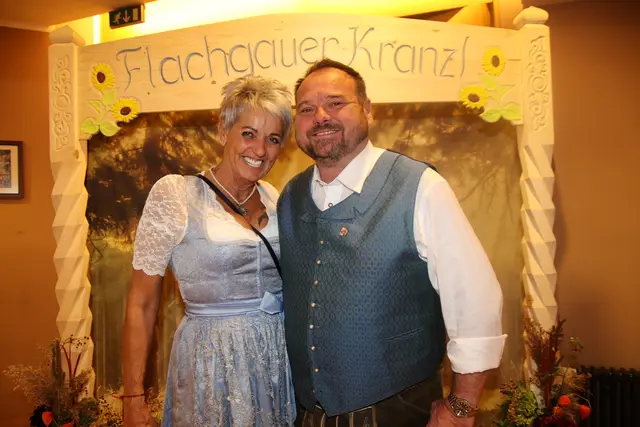 Flachgauer Heimatvereins-Obmann Erwin Eder mit Claudia.