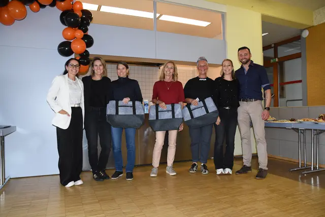 Weitere 9 Mitglieder sind bereits seit mehr als 15 Jahren Teil der Active Tigers, auch wieder stellvertretend für alle wurden die neuen Sporttaschen überreicht. 
v.l.n.r.: Schriftführerin Claudia Riedl, Obfrau Kathi Dominguez, Sandra Berger, Eva Wachter, Brigitte Möhwald, Kassierin Carina Pöschl und Bürgermeister Thomas Suitner.  | Foto: Matthias Riedl