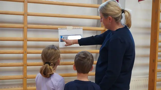 Die Kinder lernten wie man sich Kennzeichen merkt.  | Foto: AMG