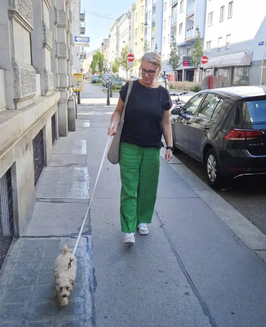 Die Idee: Hundebesitzerinnen und Hundebesitzer nehmen beim Spaziergang eine kleine Flasche Leitungswasser mit und verdünnen den Urin nach dem Markieren. | Foto: Christian Spath