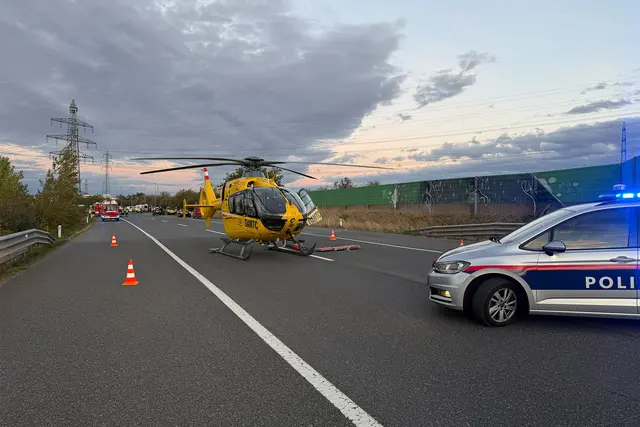 Drei Fahrzeuge waren in den Unfall verwickelt: Rund 70 Einsatzkräfte von Feuerwehr, Rettungsdienst und Polizei standen im Einsatz. | Foto: FF Leopoldsdorf