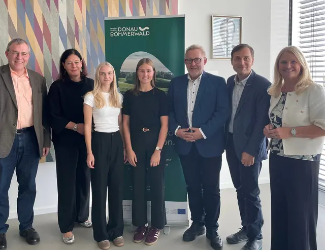 BBS-Direktor Roland Berlinger, Leader Region- Geschäftsführerin Barbara Kneidinger, BBS-Schülerinnen Saskia Neißl und Verena Wiesinger,  Leader-Obmann und Kleinzells Bürgermeister Klaus Falkinger, Diplomarbeitsprojektbetreuer Thomas Haselgruber und LAbg. Gertraud Scheiblberger bei der Projektpräsentaion.  | Foto: LEADER-Region