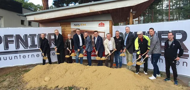 Bürgermeister Erich Trummer, Vizebürgermeisterin Birgit Grafl, OSG-Chef Alfred Kollar, Architekt Christian Dominkovits und Vertreter des Tennisclubs gaben den Startschuss für die Umbauarbeiten. | Foto: OSG