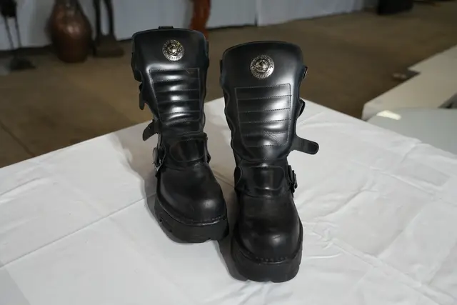 Heinos legendäre Rock-Stiefel. Er trug sie auch auf
dem Album-Cover "Schwarz blüht der Enzian" | Foto: Benedict Bartsch