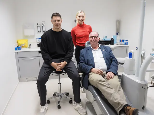 Daniel Lang, Schwarzenaus Bürgermeister Karl Elsigan und Pia Waniek. | Foto: Günther Winkler