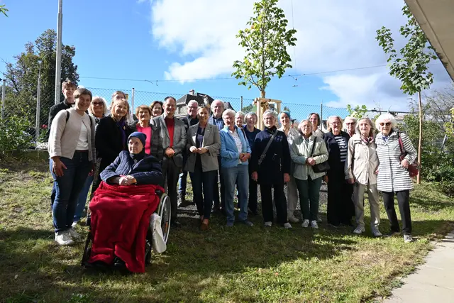 Die Herlinden mit Vertreterinnen und Vertreter der Stadt, der Pfarre und der Grünflächen vor der neuen Linde. | Foto: Königer