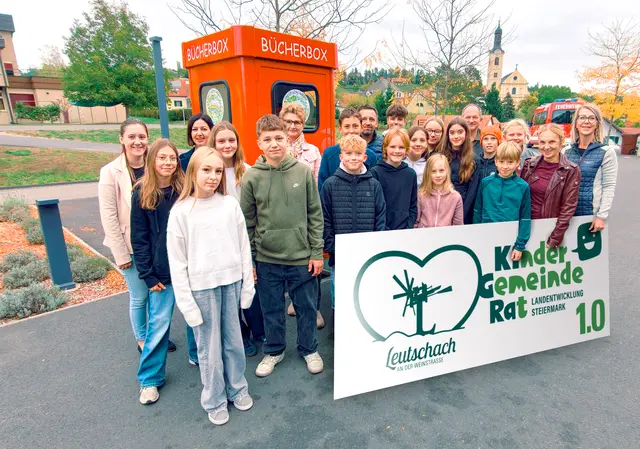 Der Kindergemeinderat kurz nach dem gemeinsamen Signieren der neuen Bücherbox mit Bürgermeister Erich Plasch, Gemeinderat Alexander Onuk-Körbler, Direktorin Bianca Kremser und dem sehr engagierten Betreuer-Team der Marktgemeinde Leutschach an der Weinstraße im Hintergrund. | Foto: Marktgemeinde Leutschach