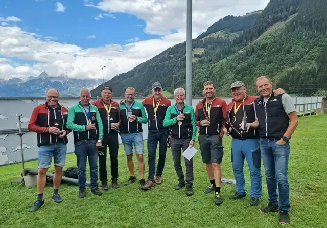 Plattenwerfer aus Großarl, v. li.: Manfred Rohrmoser, Obmann Alexander Schwaiger, Bernhard Rohrmoser, Leo Weiß, Hannes Kreuzer, Franz Kreuzer, Gerald Gschwandtl, Wolfgang Prommegger und Herbert Kappacher. | Foto: Herbert Kappacher 