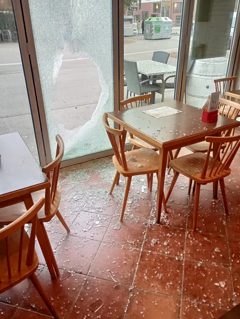 Im Bistro im Nordbahnviertel wartete in der Früh ein Bild der Zerstörtung.  | Foto: z.V.g.