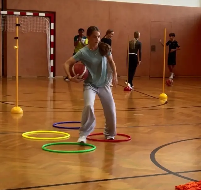 Gemeinsam für den Sport: Dank der Unterstützung von Spusu wurde der Basketballworkshop für die Sportsäule der Mittelschule Mistelbach ermöglicht. | Foto: MS Mistelbach
