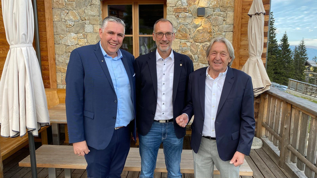 Mit dem Clubjahr 2026/2027 übernimmt Stefan Kerndl (Mitte) die Präsidentschaft des Lions Club Bad St. Leonhard-Obdach. Er möchte die karitative Arbeit in der Region fortsetzen und bestehende Projekte weiterführen. Am Bild mit Rainer Unterluggauer, Erster Vizepräsident (li.) und Past-Präsident Siegfried Vallant (re.). | Foto: Lions-Club Bad St. Leonhard-Obdach