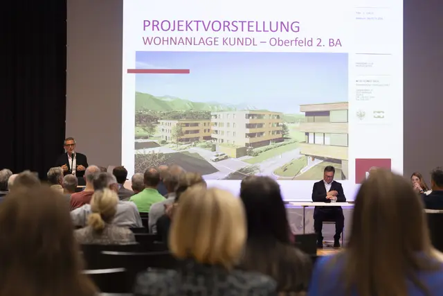 Leistbares Wohnen für Kundlerinnen und Kundler: Engelbert Spiß von der NHT informierte bei der jüngsten Gemeindeversammlung über den aktuellen Stand des Projekts "Oberfeld".  | Foto: philipp.photo