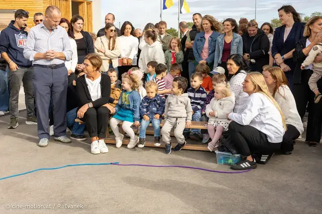Brav warteten die Kinder, bis sie mit ihrem Tanz an der Reihe waren.  | Foto: Robert Ivanek