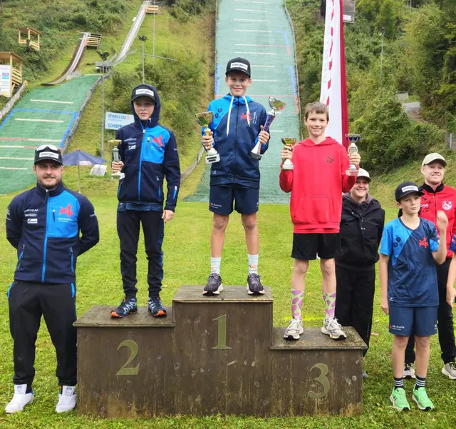 Auf dem Siegespodest an zwei Tagen in der Sprungarena in Bad Ischl das gleiche Bild: Ganz oben Sieger Nevio Paschinger von UVB Hinzenbach vor dem jeweils Zweitplatzierten Vereinskollegen Manuel Brunner auf Platz 2.  | Foto: UVB Hinzenbach 