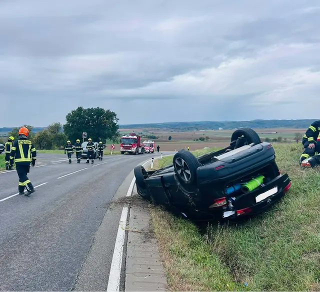 Das Fahrzeug geriet ins Schleudern, kam von der Fahrbahn ab und landete im gegenüberliegenden Straßengraben auf dem Dach. | Foto: Freiwillige Feuerwehr Gars am Kamp
