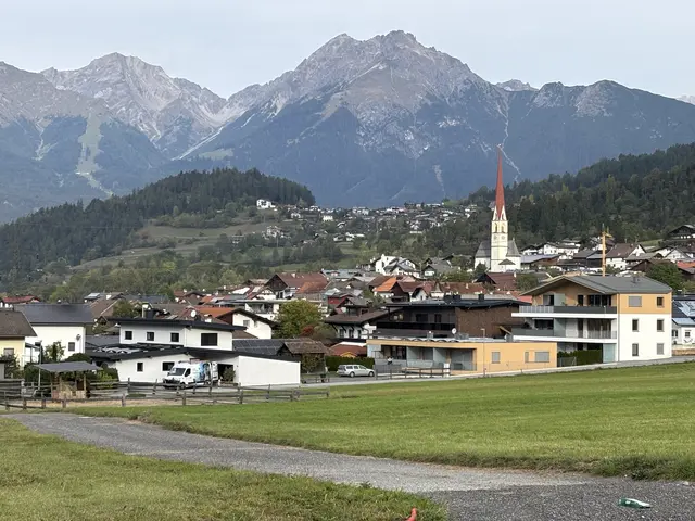 Karres ist eine kleine Gemeinde, der örtliche Gewerbepark wächst indessen ständig. | Foto: Perktold