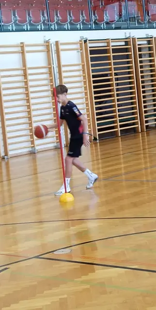 Sportlich am Ball: Die Kinder der vierten Klassen der Sportsäule probierten beim Basketballworkshop verschiedene Grundlagen der Sportart aus. | Foto: MS Mistelbach