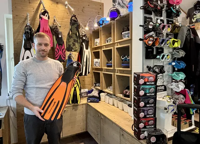 Laurenz Sonnleitner, Geschäftsführer und Eigentümer von NextLevel Diving, präsentiert das vielseitige Sortiment seines Tauchshops in Thalheim bei Wels – von hochwertiger Tauchausrüstung und praktischem Zubehör bis hin zu Schwimm- und Schnorchelausrüstung für die ganze Familie.

 | Foto: MeinBezirk