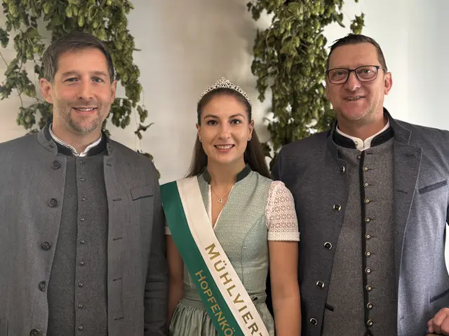 Geschäftsführer Manuel Starlinger, Hopfenkönigin Melanie Paukner aus Gutau und der Obmann der Hopfenbaugenossenschaft Stefan Hofer, v. l.  | Foto: Karin Bayr