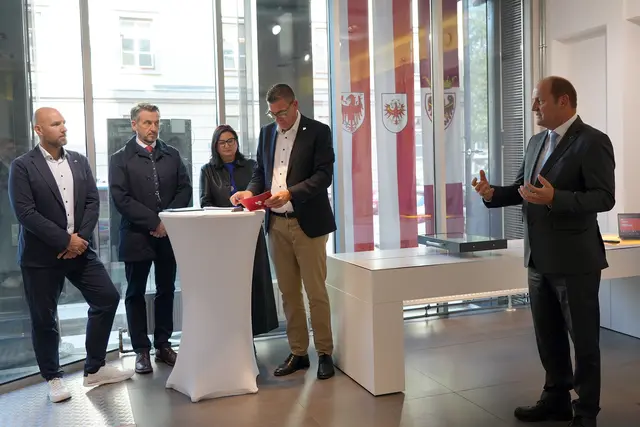 LHStv Josef Geisler hob bei der Eröffnung die zentrale Bedeutung der Gewässer für die Euregio hervor. Im Bild (v. l.): Dozent Georg Neuhauser, Univ.-Prof. Kurt Scharr, Dekanin Brigitte Truschnegg und Euregio-Generalsekretär Matthias Fink. | Foto: Land Tirol/Sidon