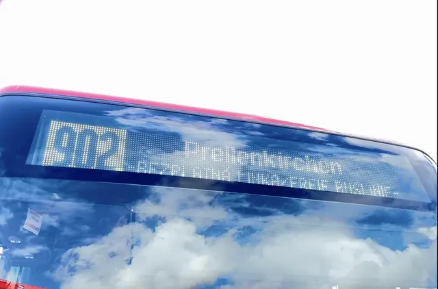 Die Linie 902 ist jeweils im Zweistundentakt zwischen Bratislava und Prellenkirchen unterwegs. | Foto: MeinBezirk/Birgit Bachhofner