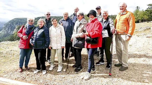 Tapfer marschierten alle Teilnehmerinnen und Teilnehmer bei dem Spaziergang mit.  | Foto: Anneliese Richter